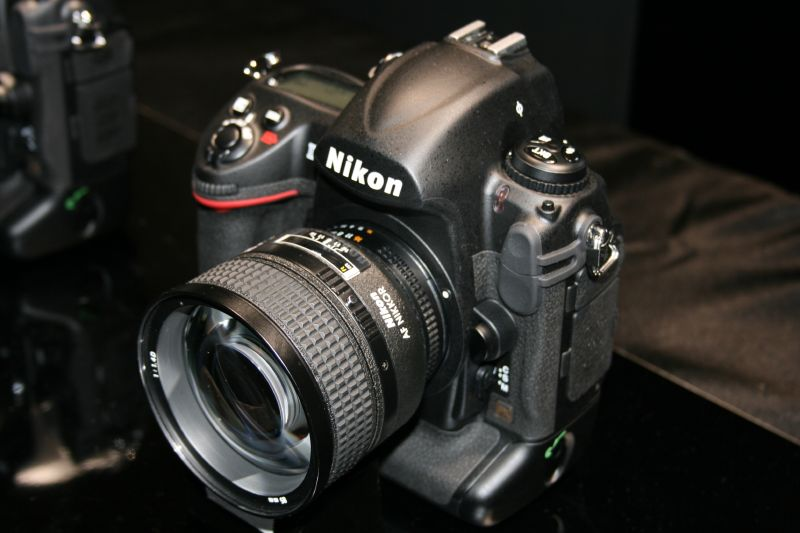 Illustration for article titled Hands On D3 and D300 Impressions: Beefy and Beautiful